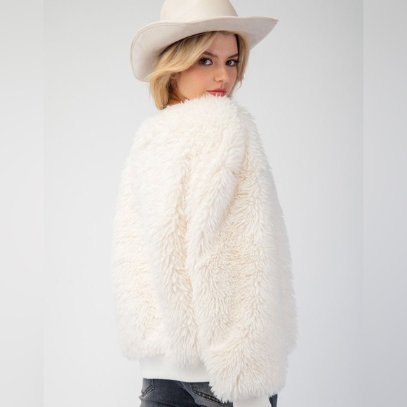 591. Easel COST 🛑last 1! Pullover Sherpa Sweater Oversized Cream Fuzzy Soft Warm - Picture 2 of 3